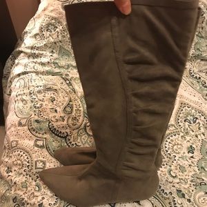 Gray boots with heel